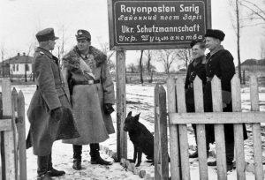Украинские «шуцманы» вместе с немецким начальством