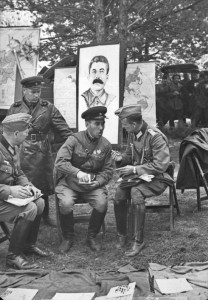 Немецкие офицеры в расположении советской воинской части. В центре командир 29-й легкотанковой бригады Семен Моисеевич Кривошеин. Рядом стоит заместитель командира бригады майор Семен Петрович Мальцев.