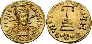 Солид Константина ІV, чеканенный в 681–685 гг. Сложно установить, когда именно на протяжении 670-х гг. император отрезал своим амбициозным братьям носы (физическое уродство, пусть и рукотворное, лишало возможности претендовать на престол), но с монет изображения Тиберия и Ираклия исчезают именно в эмиссиях 680-х гг.