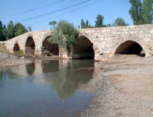 "Римский мост". Сооружение, основные конструкции которого возведены в первые века нашей эры, является не только одной из туристических достопримечательностей Сулусарая, но и по сей день используется по прямому назначению.