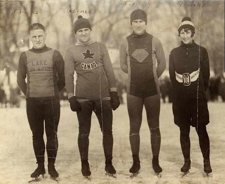 Валентин Білас (крайній ліворуч), Канада, 1926