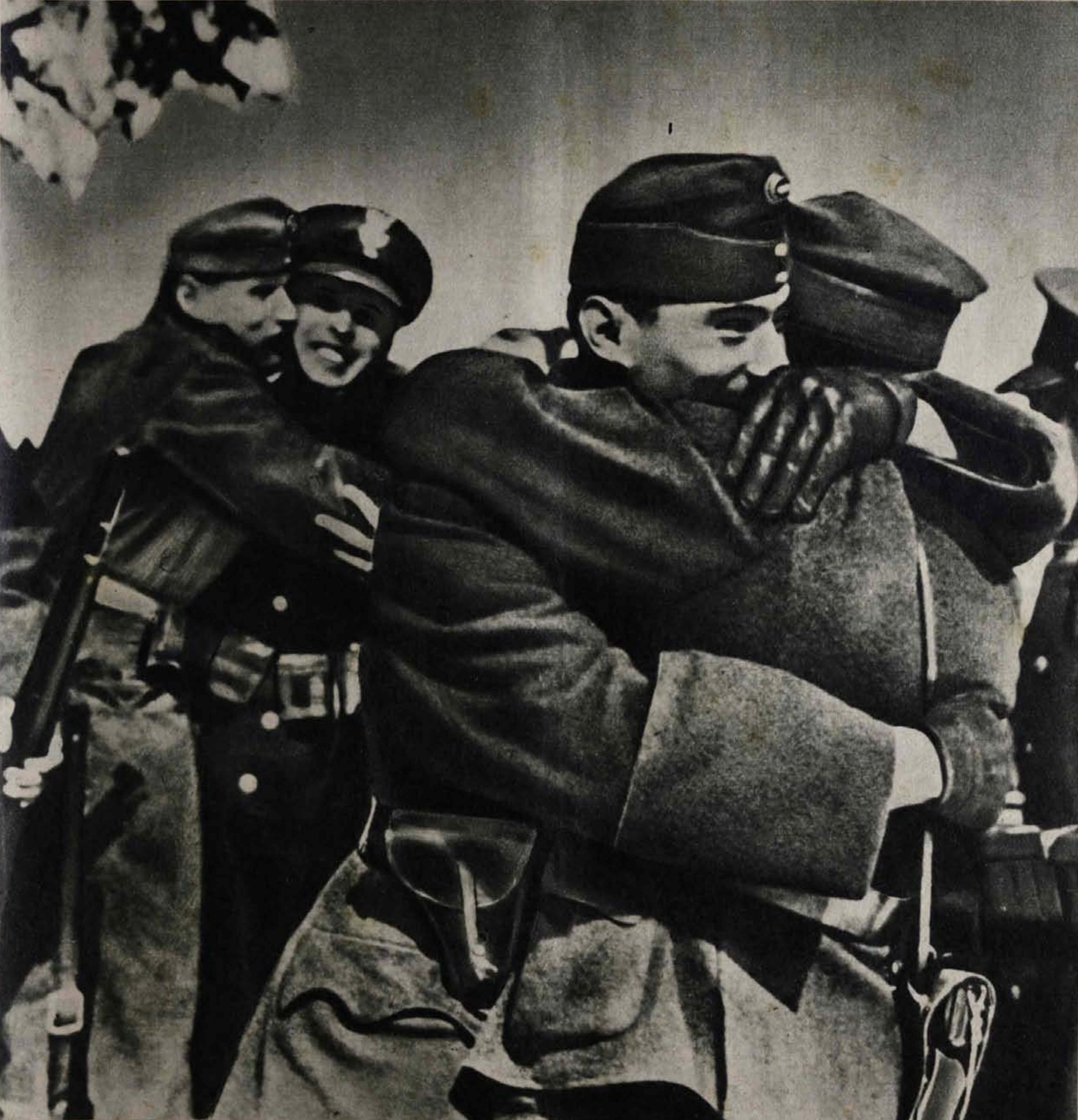 11 Польські та угорські солдати вітають один одного з перемогою – окупацією Карпатської України