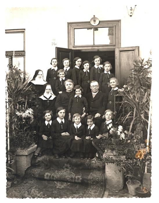 Фотокартка А. Волошина з дружиною у притулку для сиріт «Св. Родина» в Ужгороді