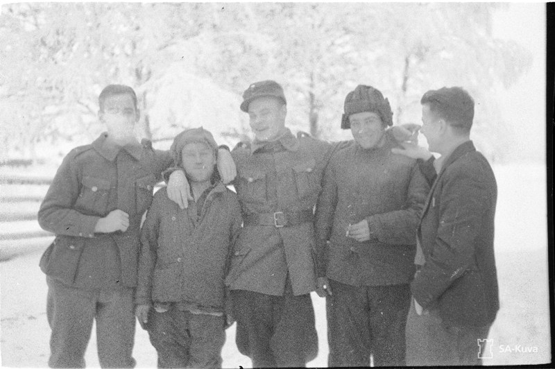 Sotavankeja jaloitteluretkellä (pitempi vanki ukrainal. Hv-mies, lyhempi aunukselainen?)