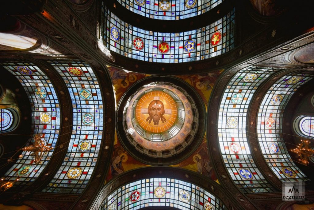 Вітражі з радянськими орденами у головному храмі збройних сил рф