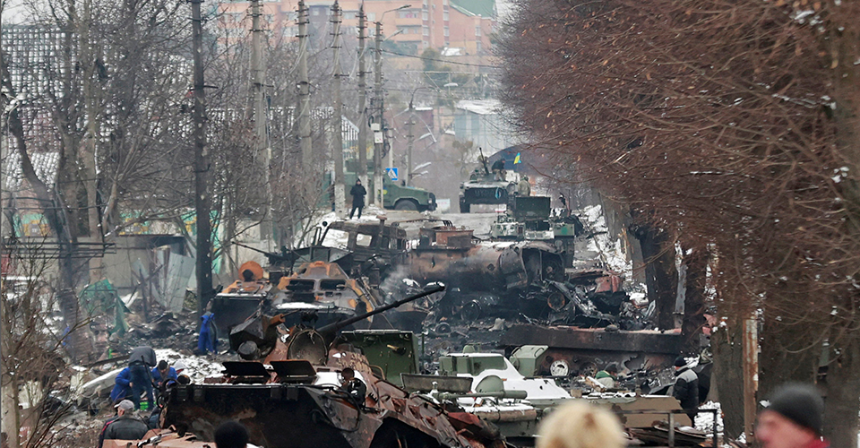 ...а також знищена в лютому 2022 р. російська колона в Бучі